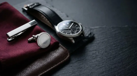 Composition sophistiquée d'accessoires masculins pour costume dans un environnement raffiné