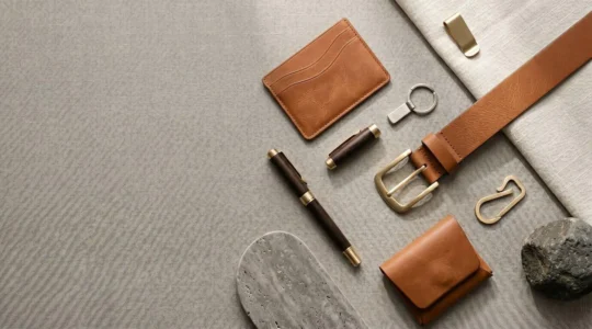 Composition élégante d'accessoires de luxe abordables sur fond minimaliste
