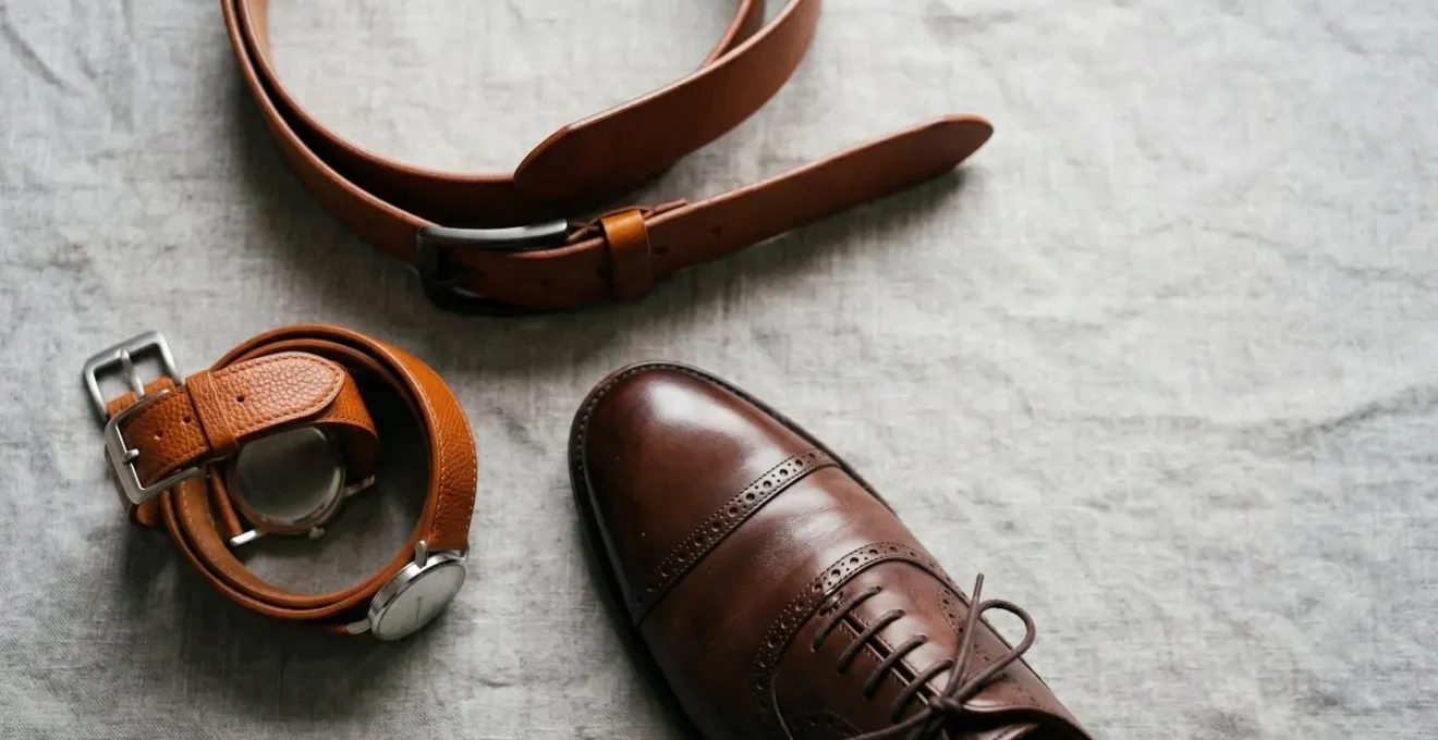 Composition élégante d'accessoires masculins en cuir marron assortis pour illustrer l'harmonie stylistique