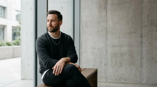 Homme élégant portant des bijoux raffinés avec une peau impeccablement soignée