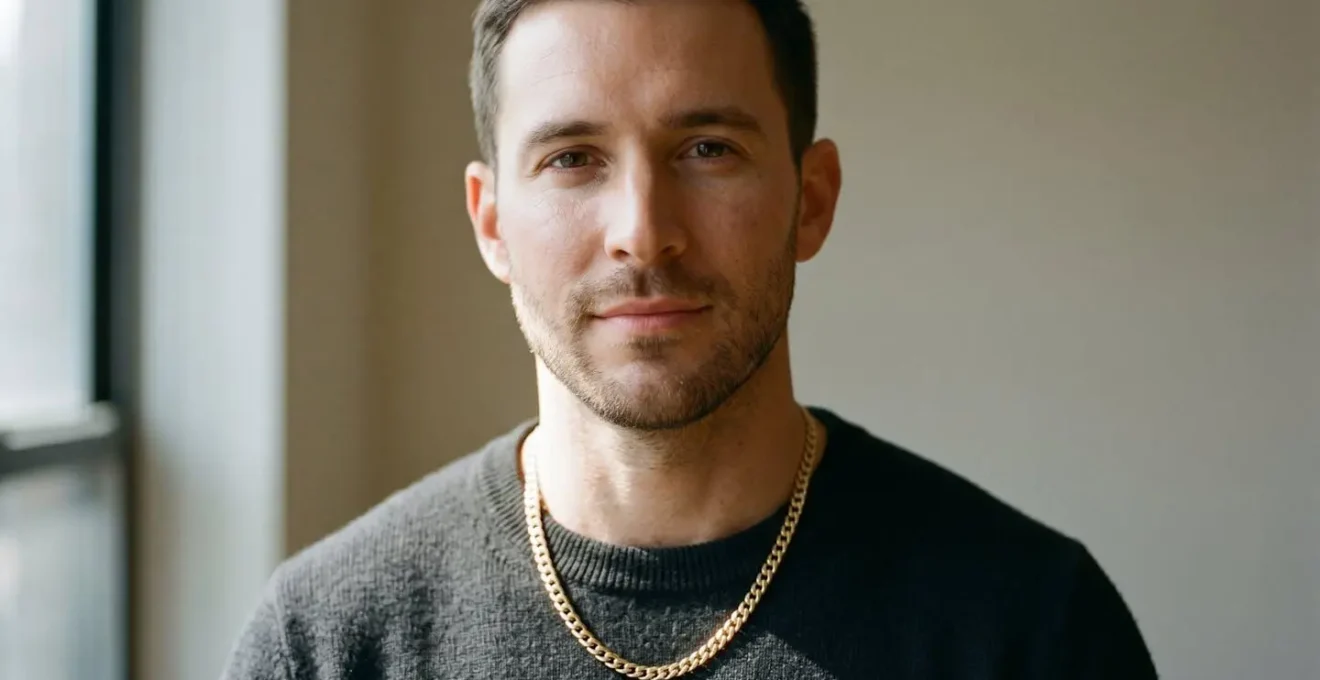 Portrait rapproché d'un homme au teint sain portant une chaîne en or, lumière naturelle mettant en valeur la texture de la peau et l'éclat du bijou