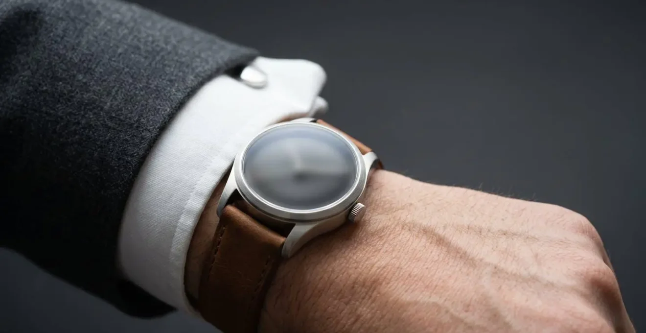 Gros plan d'un poignet masculin élégant portant une montre fine, capturant l'essence du raffinement discret