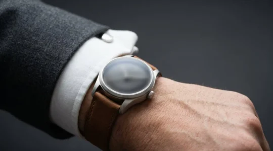 Gros plan d'un poignet masculin élégant portant une montre fine, capturant l'essence du raffinement discret