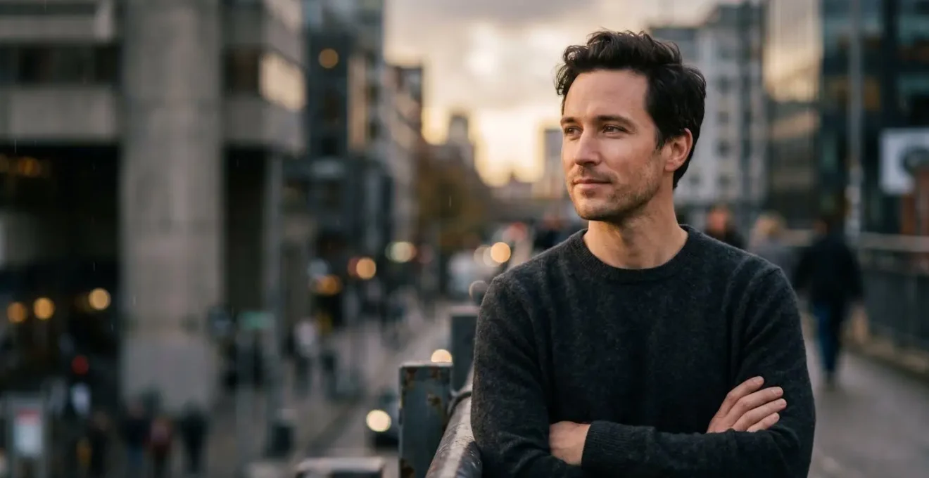 Homme en milieu urbain exposé à la pollution avec un teint préservé et lumineux malgré l'environnement pollué